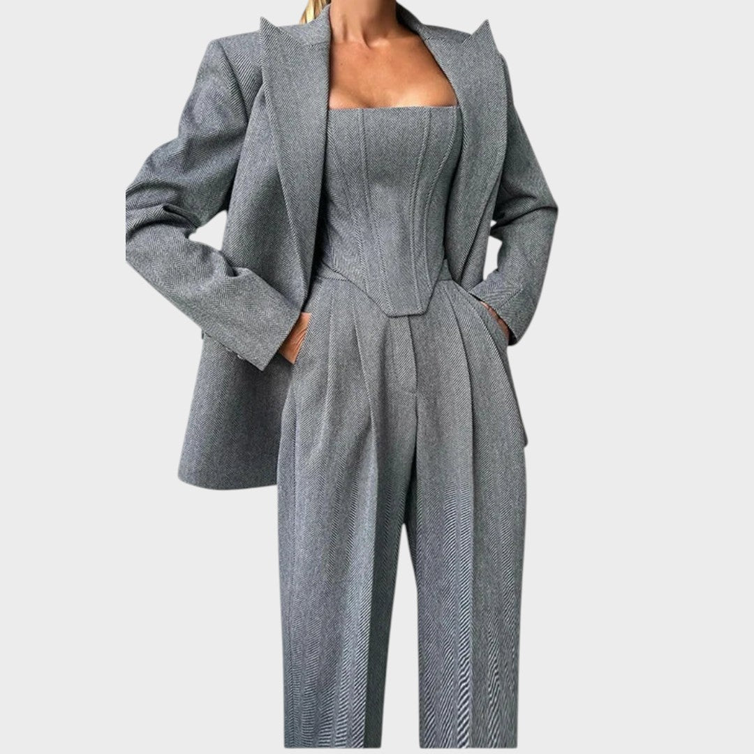 Karolina - Moćan i sofisticiran komplet