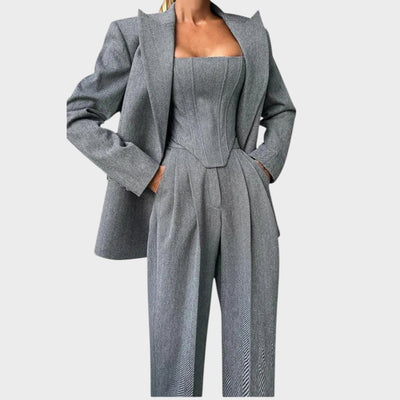 Karolina - Moćan i sofisticiran komplet