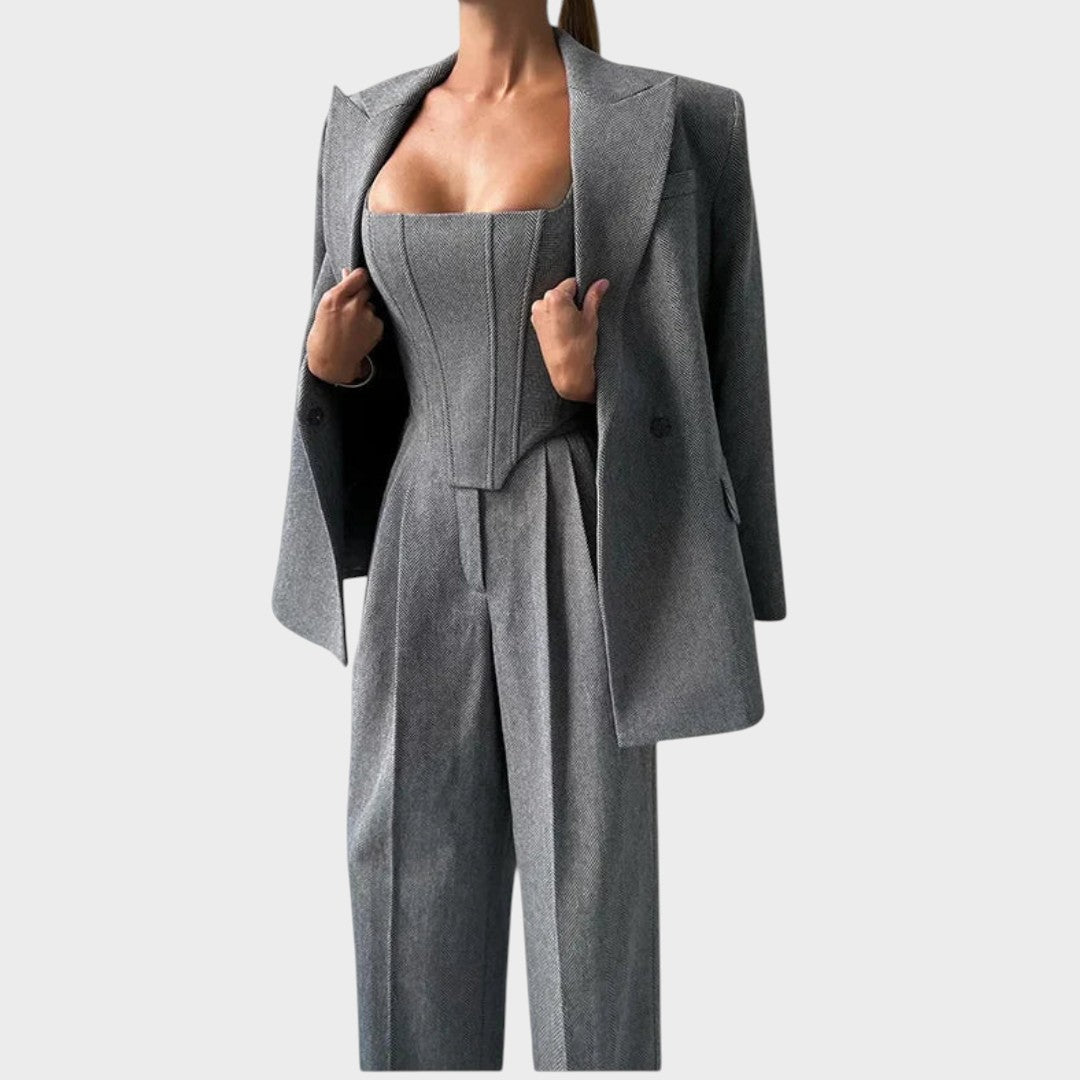 Karolina - Moćan i sofisticiran komplet