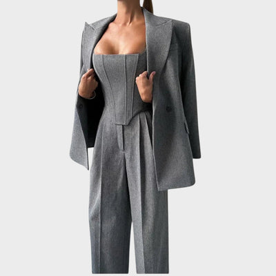 Karolina - Moćan i sofisticiran komplet